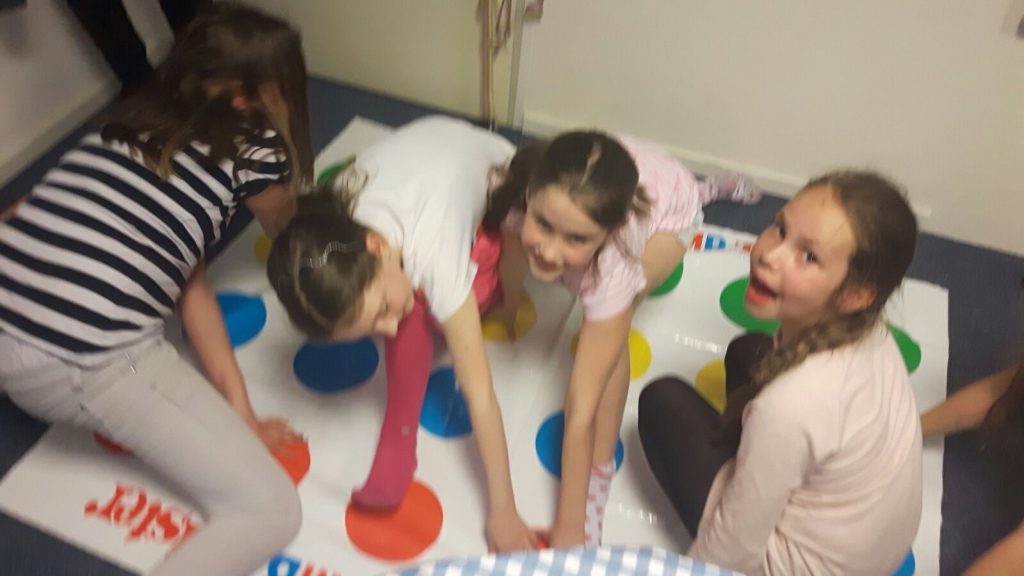 Twister kennen ouders nog van vroeger, maar kinderen van nu vinden het prachtig!