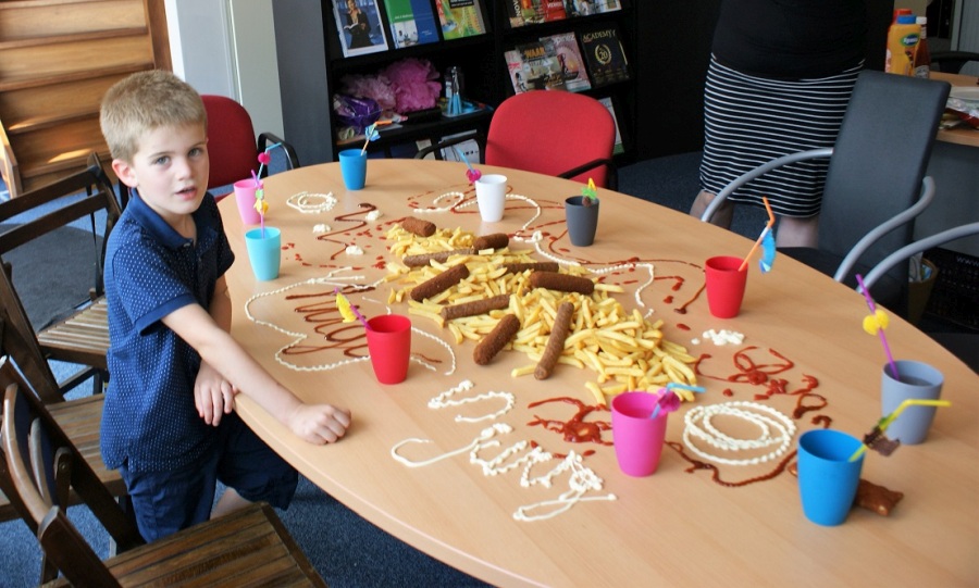 Hugo is nu echt jarig, want thuis eet hij geen frietjes van de tafel