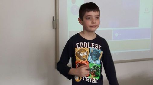Luc is 1 van de kinderen die meehelpt met presentatie van de Kwis en helpt bij heel veel spellen
