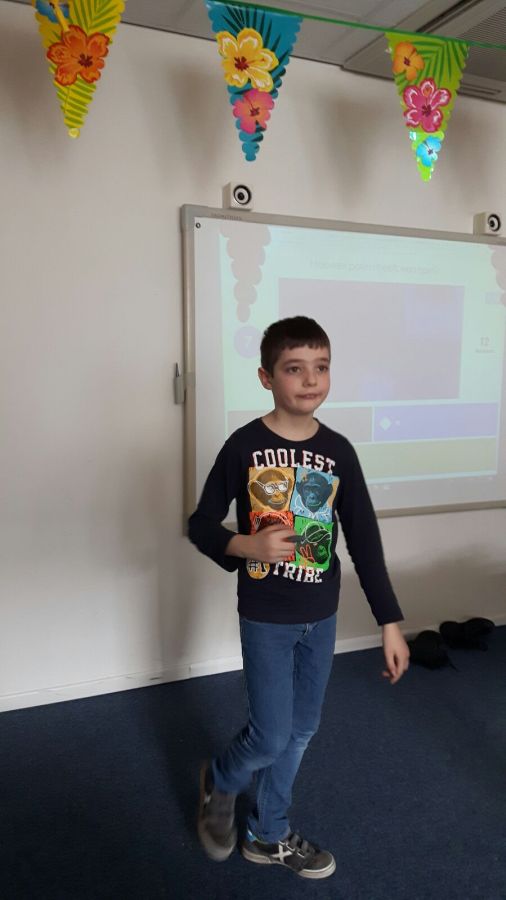 Luc is 1 van de kinderen die meehelpt met presentatie van de Kwis en helpt bij heel veel spellen